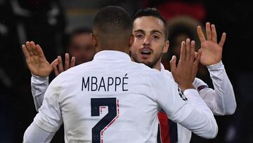 Sarabia celebra un gol con Mbappe.