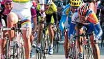 <b>ÚLTIMO ENSAYO.</b> El miércoles, en la Tirreno-Adriático, en el último ensayo de un sprint masivo antes de esta clásica, Óscar Freire logró birlarle el triunfo en los últimos metros a Mario Cipollini, que se creía sobrado.