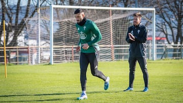 El defensa uruguayo Erick Cabaco se ejercita en solitario durante un entrenamiento del Racing de Ferrol.