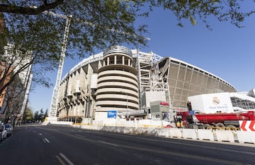 El conjunto blanco sigue dando forma a la remodelación del Santiago Bernabéu. El Estado de Alarma decretado por el Gobierno no ha paralizado las obras.