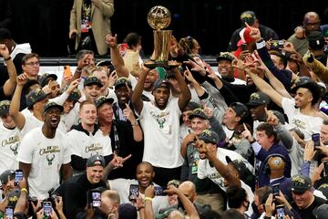Khris Middleton levantando el trofeo de campeones de la NBA. 