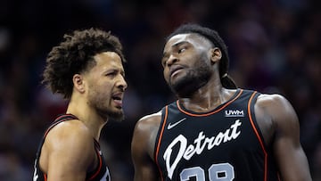 Cade Cunningham e Isaiah Stewart, jugadores de Detroit Pistons, ante los Sixers.