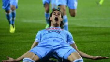 Cavani rescata al Nápoles