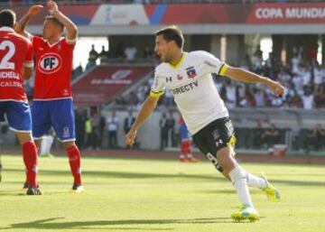 El jugador de Colo Colo, Martin Tonso, derecha, celebra su gol contra Unión La Calera.