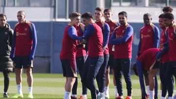 João Cancelo recibe la felicitación de sus compañeros tras obtener ayer el alta médica.