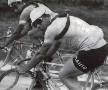 Fue el ciclista que vistió por primera vez la maglia rosa, en 1931. Ganó el Giro en 1934 y sumó un total de 31 etapas, la tercera mejor marca.