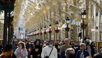 Archivo - Malagueños, turistas y visitantes llenan las calles de Málaga en un domingo de Navidad con los comercios abiertos y temperaturas de 20 grados a 26 de diciembre de 2021 en Málaga, Andalucía.