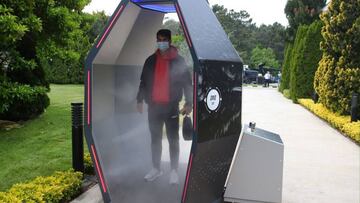 La cabina que se encuentran jugadores y trabajadores a la entrada de las instalaciones deportivas del Besiktas.