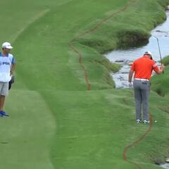 Clase para regalar: Rahm hace el golpe del torneo de espaldas