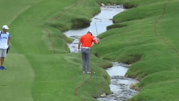 Clase para regalar: Rahm hace el golpe del torneo de espaldas