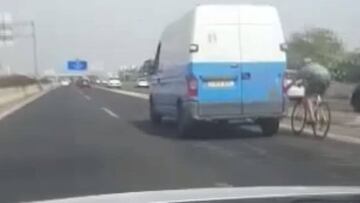 Un ciclista circula a 100 km/h por una autopista y la broma le puede salir muy cara