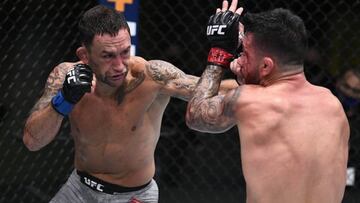 Frankie Edgar golpe a Pedro Munhoz durante su combate.