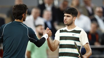 PARIS (France), 06/06/2025.- Carlos Alcaraz of Spain (R) shakes hands with Lorenzo Musetti of Italy after Musetti retired from their Men's Singles semi-finals match at the French Open Grand Slam tennis tournament at Roland Garros in Paris, France, 06 June 2025. (Tenis, Abierto, Francia, Italia, España) EFE/EPA/YOAN VALAT