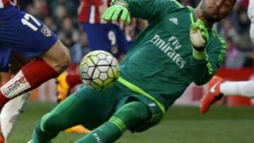 Keylor fue de lo poco salvable del Real Madrid en el derbi