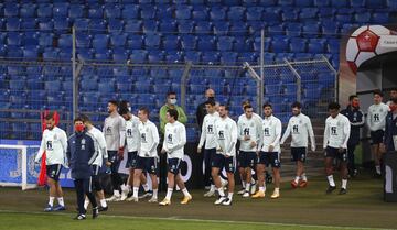 Los jugadores de la Seleccíon entrando al campo momentos antes de comenzar la sesión de entrenamiento
.