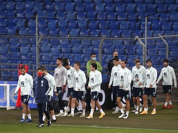 Los jugadores de la Seleccíon entrando al campo momentos antes de comenzar la sesión de entrenamiento
.