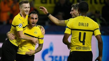 Dortmund&#039;s German forward Marco Reus (L) celebrates scoring the 3-0 goal with his teammates during the UEFA Champions League Group A football match BVB Borussia Dortmund v AS Monaco in Dortmund, western Germany on October 3, 2018. (Photo by Ina Fassb