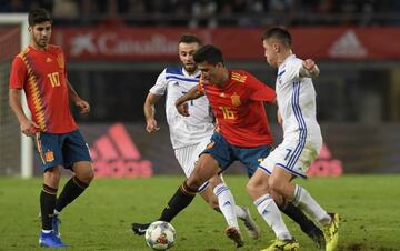 Bosnia-Herzegovina's midfielder Elvis Saric (2L) and Bosnia-Herzegovina's defender Muhamed Besic (R) vie with Spain's midfielder Rodri during the international friendly football match between Spain and Bosnia-Herzegovina at the Gran Canaria stadium in Las