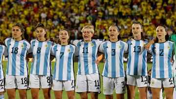 AMDEP4963. BUCARAMANGA (COLOMBIA), 25/07/2022.- Jugadoras de Argentina cantan el himno nacional hoy, en un partido de la semifinal de la Copa América Femenina entre Colombia y Argentina en el estadio Alfonso López en Bucaramanga (Colombia). EFE/ Mauricio Dueñas Castañeda
