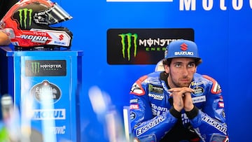 Álex Rins en el box de Suzuki durante la temporada 2022.