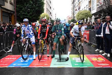 Los corredores a la espera de la salida.