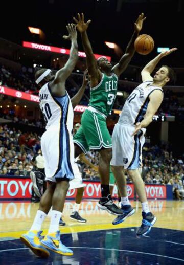 Memphis Grizzlies-Boston Celtics. Brandon Bass pierde el balón ante Zach Randolph y Kosta Koufos.