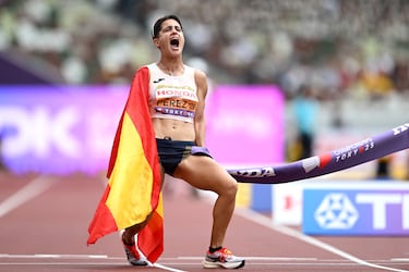 María Pérez, del equipo español, reacciona al cruzar la meta y ganar la prueba femenina de 35 kilómetros marcha en el primer día del Campeonato Mundial de Atletismo Tokio 2025 en el Estadio Nacional.