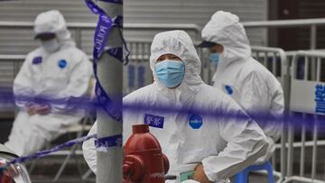 Shanghai (China), 24/01/2021.- Security personal guard entrance to the residential communities surrounding Renji Hospital under lockdown because of Covid-19 new infections in Shanghai, China, 24 January 2021. In Shanghai, there are 3 new locally transmitted cases of COVID-19 and 3 imported, according to the Shanghai Health Commission announcement on 24 January. The National Health Commission reported 80 newly confirmed cases in the country, 2 in Beijing, 3 in Shanghai, 29 in Heilongjiang and 19 in Hebei. City'Äôs two best known hospitals, Fudan University Shanghai Cancer Centre and Renji Hospital have been under lock down since 20 January after being linked to the new local transmutations of Coronavirus. Shanghai'Äôs famous pedestrian and shopping street usually crowded with locals and tourists, Nanjing Road, near by Renji Hospital, is now empty due to the new COVID-19 cases in the city. EFE/EPA/ALEX PLAVEVSKI