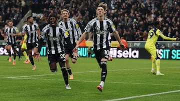 Anthony Gordon celebra un gol con Anthony Elanga y Nick Woltemade.