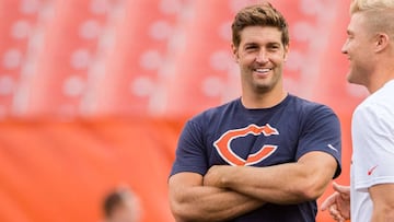 CLEVELAND, OH - SEPTEMBER 1: Wide receiver Alshon Jeffery #17 and quarterback Jay Cutler #6 of the Chicago Bears talk with quarterback Josh McCown #13 of the Cleveland Browns prior to a preseason game at FirstEnergy Stadium on September 1, 2016 in Cleveland, Ohio. Jason Miller/Getty Images/AFP  == FOR NEWSPAPERS, INTERNET, TELCOS & TELEVISION USE ONLY ==