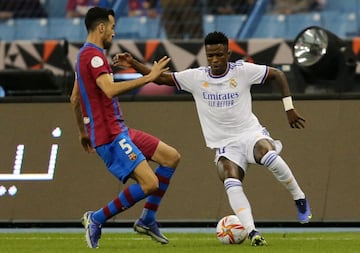 Busquets y Vinicius.