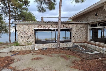 Edificio abandonado en Pezonisi Eretrias, Grecia. 