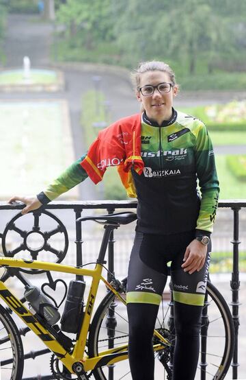 Ana Usabiaga posa con el maillot de campeona de la Copa de España féminas.