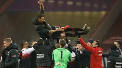 FRANKFURT AM MAIN, GERMANY - JANUARY 17: David Abraham of Eintracht Frankfurt is thrown into the air by his team mates after the final whistle as he plays his final match for the club before leaving to play for his Hometown Club of Huracan Chabas in Argentina during the Bundesliga match between Eintracht Frankfurt and FC Schalke 04 at Deutsche Bank Park on January 17, 2021 in Frankfurt am Main, Germany. Sporting stadiums around Germany remain under strict restrictions due to the Coronavirus Pandemic as Government social distancing laws prohibit fans inside venues resulting in games being played behind closed doors. (Photo by Ronald Wittek - Pool/Getty Images)