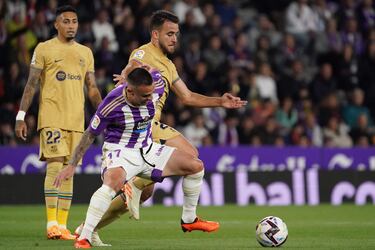 Roque Mesa y Eric García pugnan por un balón dividido.