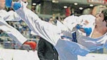 <b>CERTERO. </b>Con esta patada Antonio Sánchez ganó su combate.