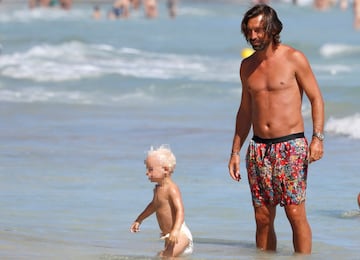 Pirlo y Valentina Baldini disfrutan de unos días de descanso junto a la familia en Ibiza.