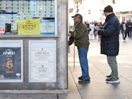 Varias personas hacen cola en un quiosco para comprar décimos de cara al Sorteo de El Niño, a 26 de diciembre de 2024, en Madrid (España). Tras la celebración del Sorteo de Navidad, ha comenzado la compra de décimos para el Sorteo de El Niño en las administraciones de lotería. El Sorteo Extraordinario de El Niño, que tendrá lugar el próximo 6 de enero, ha consignado por el momento billetes de lotería por un valor de 118,74 millones de euros en la Comunidad de Madrid. Además, se han expelido 593.691 billetes en la región.
26 DICIEMBRE 2024;RECURSOS;SORTEO;NIÑO;ENERO;LOTERÍA;DÉCIMOS;COLAS;COMPRA
Jesús Hellín / Europa Press
26/12/2024