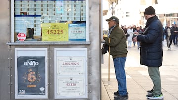 Varias personas hacen cola en un quiosco para comprar décimos de cara al Sorteo de El Niño, a 26 de diciembre de 2024, en Madrid (España). Tras la celebración del Sorteo de Navidad, ha comenzado la compra de décimos para el Sorteo de El Niño en las administraciones de lotería. El Sorteo Extraordinario de El Niño, que tendrá lugar el próximo 6 de enero, ha consignado por el momento billetes de lotería por un valor de 118,74 millones de euros en la Comunidad de Madrid. Además, se han expelido 593.691 billetes en la región.
26 DICIEMBRE 2024;RECURSOS;SORTEO;NIÑO;ENERO;LOTERÍA;DÉCIMOS;COLAS;COMPRA
Jesús Hellín / Europa Press
26/12/2024