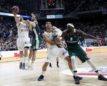 Sergio Llull con Nikos Papas y Gustavo Ayón con Chris Singleton.