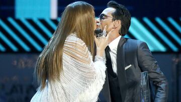 Jennifer Lopez y Marc Anthony se besan en los Grammy Latinos