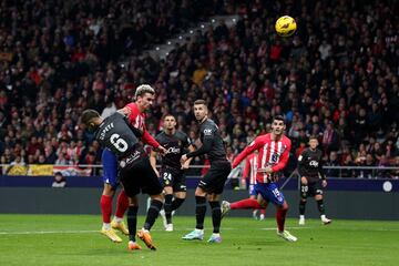 1-0. Centro de Mario Hermoso desde la izquierda y Antoine Griezmann le gana el espacio a Copete para rematar de cabeza y superar a Predrag Rajkovic.