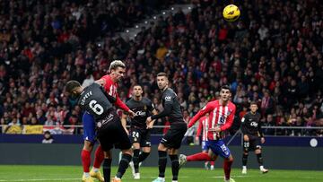 1-0. Centro de Mario Hermoso desde la izquierda y Antoine Griezmann le gana el espacio a Copete para rematar de cabeza y superar a Predrag Rajkovic.