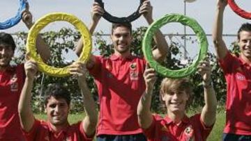<b>ILUSIONADOS. </b>Parejo, Fran Mérida, Botía, Canales y Azpilicueta posan sonrientes con los aros olímpicos, su gran objetivo con la Sub-21.