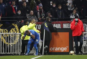 Dimitri Payet recibe un botellazo durante el partido contra el Lyon