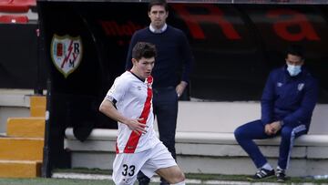 Fran García controla un balón.