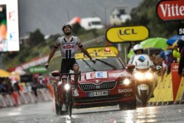 Tom Dumoulin celebra la victoria de la novena etapa.