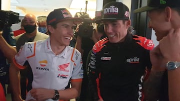 Márquez vuelve a sonreír, aquí con Aleix y Fabio.