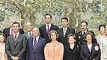 <b>LA FAMILIA REAL AL PLENO. </b>Los Reyes, los Príncipes de Asturias, los Duques de Lugo y los de Palma posan con los premios nacionales del deporte.