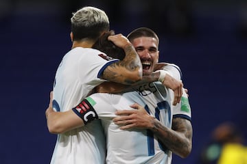 De esta manera los dirigidos por Lionel Scaloni inician con el pie derecho su camino rumbo a la Copa del Mundo y están empatados con Uruguay, que derrotó a Chile.